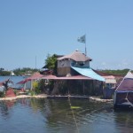 Inglês cria ilha usando garrafas PET